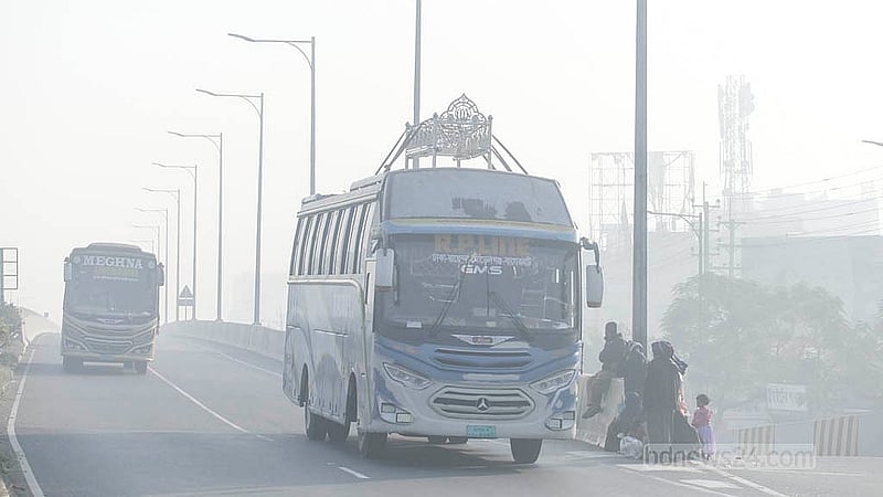কুয়াশায় ঢাকা পড়ছে ঢাকা-মাওয়া এক্সপ্রেসওয়ে। সামান্য অসতর্কতায় ঘটতে পারে বড় দুর্ঘটনা। ছবি: আব্দুল্লাহ আল মমীন