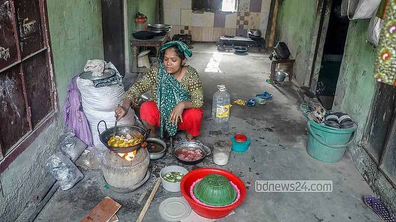 গ্যাসের সরবরাহ না থাকায় ঢাকার মুরাদপুর এলাকায় লাকড়ির চুলায় রান্না করছেন এক নারী