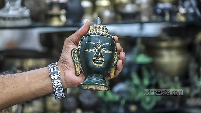 গুলশান-২ নম্বরে ডিএনসিসি মার্কেটের দোতলায় ‘ডেকোরিয়াম’ শপে রয়েছে কাঁসা ও পিতলের তৈরি বিভিন্ন মূর্তি। ছবি: আব্দুল্লাহ আল মমীন