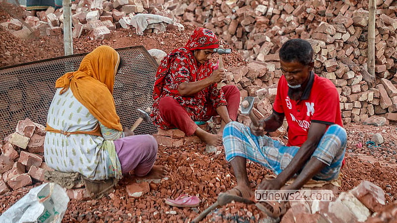 কেরানীগঞ্জের হাসনাবাদে ইট ভাঙছেন নারী শ্রমিকরা। এ কাজেও পুরুষের চেয়ে কম মজুরি পাওয়ার আক্ষেপ মেনেই পরিশ্রম করে চলেছেন তারা