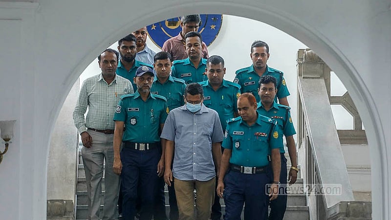 আন্তর্জাতিক অপরাধ ট্রাইব্যুনাল থেকে বের হয়ে আসছেন মানবতাবিরোধী অপরাধের মামলার রাজসাক্ষী সাবেক আইজিপি চৌধুরী আব্দুল্লাহ আল-মামুন