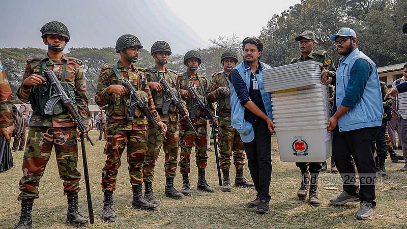 আজিমপুর গার্লস স্কুল অ্যান্ড কলেজে বুধবার নির্বাচনি সামগ্রী বিতরণের সময় নিরাপত্তায় সেনা সদস্যরা