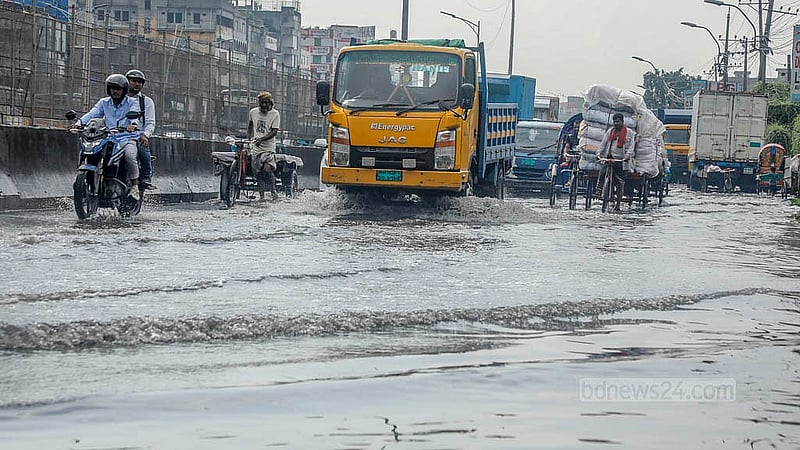 ঢাকা-চট্টগ্রাম মহাসড়কে জলাবদ্ধতার কারণে সোমবার যানবাহন চলাচলে বিঘ্নিত হয়েছে। দুপুরে যাত্রাবাড়ীর কুতুবখালী এলাকায় দেখা দেয় এ জলাবদ্ধতা। ছবি: আব্দুল্লাহ আল মমীন