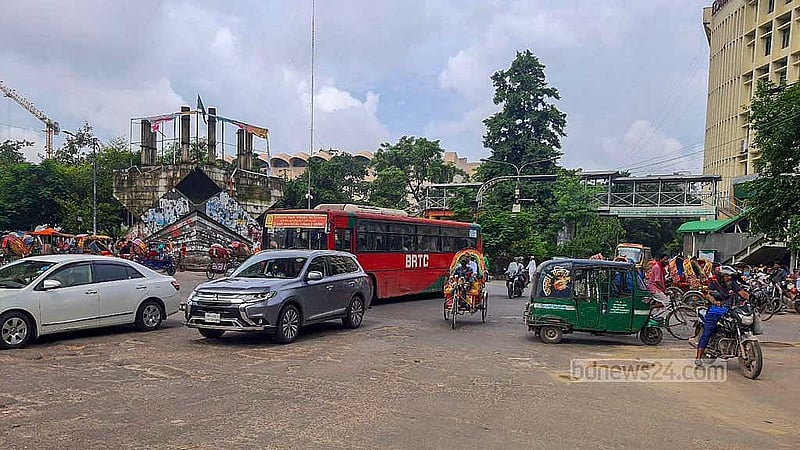 সরকার পতনের এক দফা দাবিতে অসহযোগ আন্দোলনের প্রথম দিন রোববার সকাল ৯.৪৫ মিনিটে ঢাকার শাহবাগ মোড়ের চিত্র। ছবি: ফয়সাল আতিক