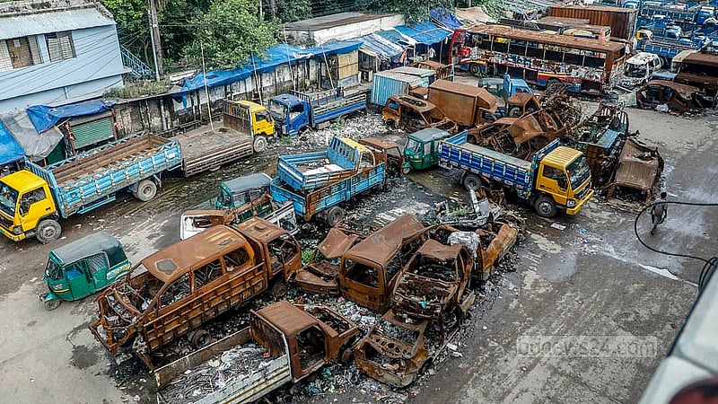 ঢাকার যাত্রাবাড়ী থানার সামনে পড়ে থাকা এসব গাড়ি নানা অভিযোগে জব্দ করা কিংবা দুর্ঘটনার কবলে পড়া, যেগুলোর বেশির ভাগই জুলাই আন্দোলনের সময় পুড়িয়ে দেওয়া হয়। ছবি: আব্দুল্লাহ আল মমীন