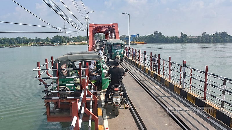 সংস্কার কাজের জন্য ১৪ মাস বন্ধ থাকার পর চট্টগ্রামের শতবর্ষী কালুরঘাট সেতু রোববার সকাল থেকে যান চলাচলের জন্য খুলে দেওয়া হয়েছে। তবে সিগন্যালের কাজ শেষ না হওয়ায় দুদিক থেকে গাড়ি উঠে যাওয়ায় সৃষ্টি হচ্ছে যানজটের। ছবি: সুমন বাবু