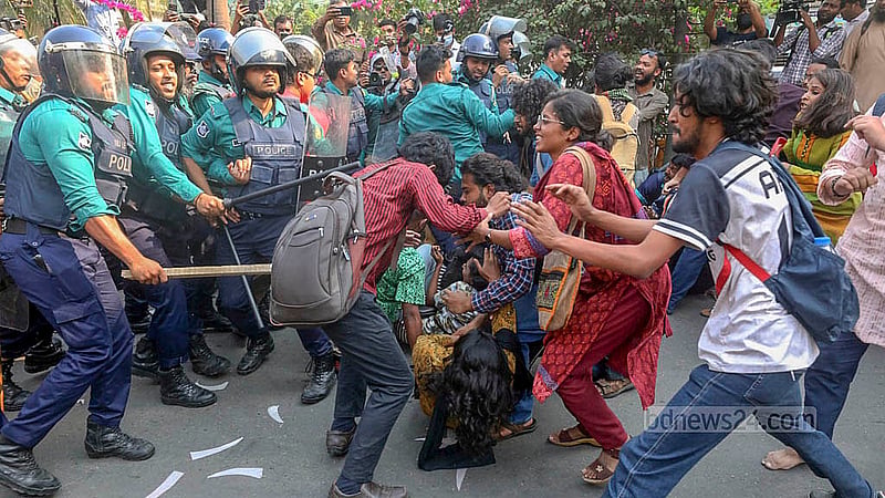 রাজধানীর ইন্টারকন্টিনেন্টাল হোটেলের সামনে মঙ্গলবার বিকালে ধর্ষণবিরোধী বিক্ষোভকারীদের পদযাত্রা পৌঁছালে তাদের ছত্রভঙ্গ করতে লাঠিচার্জ করে পুলিশ।