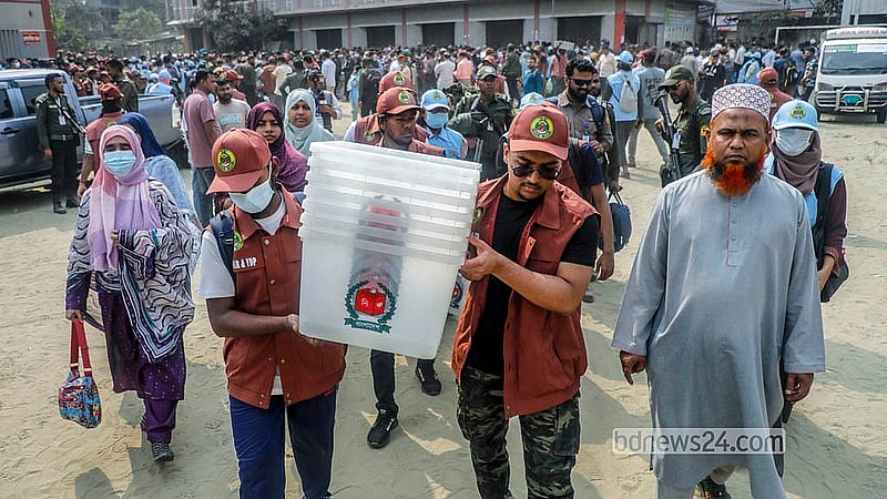 ঢাকার দোলাইর পাড় উচ্চ বিদ্যালয় থেকে বুধবার ভোটের সামগ্রী ঢাকা-৪ আসনের বিভিন্ন কেন্দ্রে পাঠানো হয় আনসার ও পুলিশের নিরাপত্তায়