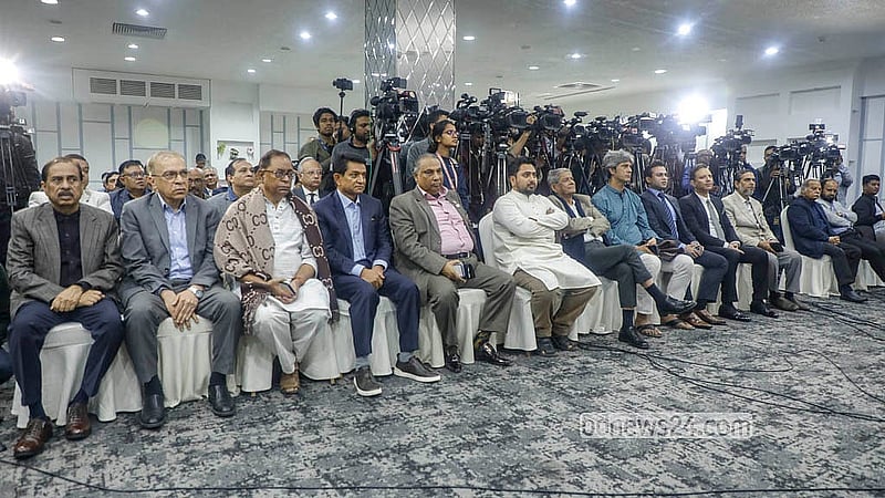 প্রথম আলো ও ডেইলি স্টারে হামলা, ভাঙচুর, লুটপাট ও অগ্নিসংযোগের প্রতিবাদে সংবাদপত্র মালিকদের সংগঠন নোয়াব ও সম্পাদক পরিষদ সোমবার রাজধানীর সোনারগাঁও হোটেলে ‘মব ভায়োলেন্সে আক্রান্ত বাংলাদেশ’ শিরোনামে প্রতিবাদ সভা করেছে। ছবি: আব্দুল্লাহ আল মমীন