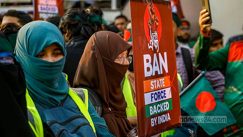 জুলাই ঐক্যের ডাকা বুধবারের ‘মার্চ টু ইন্ডিয়ান হাই কমিশন’ কর্মসূচিতে অনেকেই যোগ দেন ফেস্টুন হাতে। ছবি: মাহমুদ জামান অভি