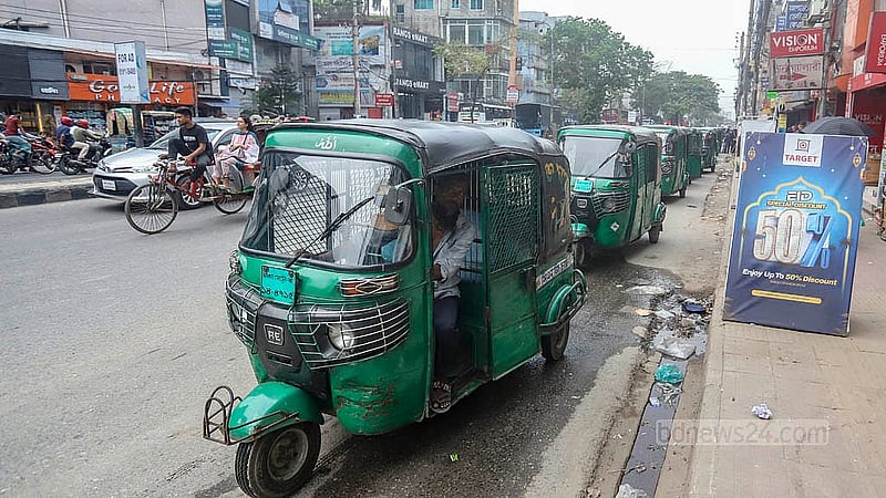 রাজধানীর রামপুরা পূর্ব হাজীপাড়ার সিএনজি রিফুয়েলিং স্টেশনের বাইরে সিএনজি অটোরিকশনার দীর্ঘ সারি। ছবি: আব্দুল্লাহ আল মমীন