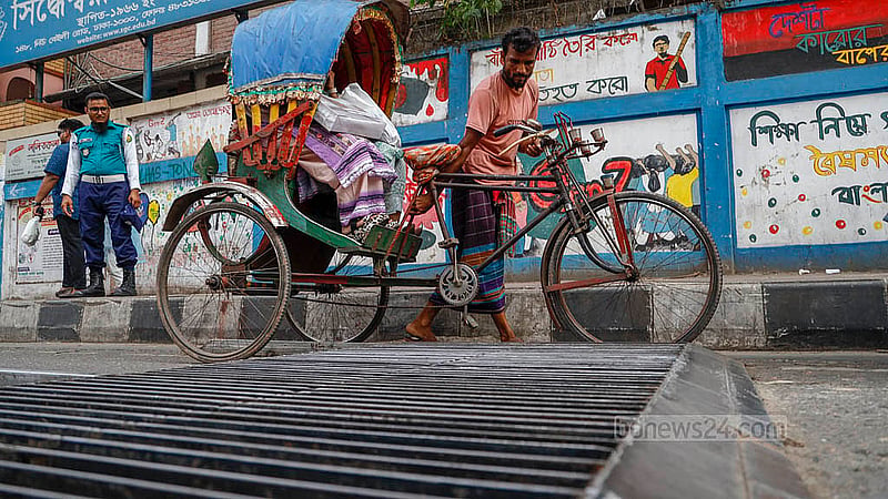 বেইলি রোডে সিদ্ধেশ্বরী গার্লস কলেজের সামনে পরীক্ষামূলক ট্র্যাপার এখনো সম্পূর্ণ বসানো হয়নি বলে জানিয়েছেন ট্রাফিক পুলিশের এক কর্মকর্তা। ছবি: মাহমুদ জামান অভি