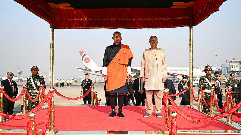 ভুটানের প্রধানমন্ত্রী শেরিং টোবগে শনিবার ঢাকায় পৌঁছালে তাকে গার্ড অব অনার দেওয়া হয়