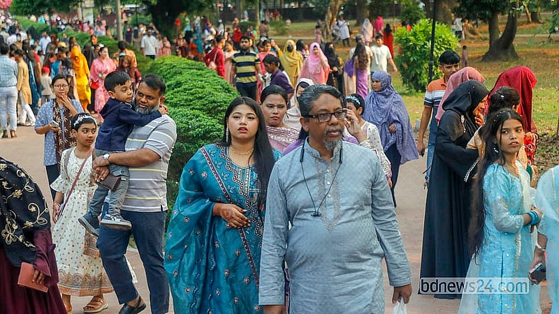 ঈদ উদযাপনের অংশ হিসেবে সোমবার ঢাকার রমনা পার্কে বেড়াতে আসেন নানা বয়সের মানুষ