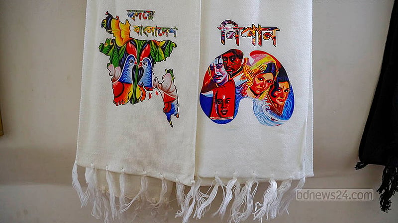 ‘রিকশা পেইন্ট’ আঁকা ভিন্ন ধরনের মাফলারও মেলে হানিফ পাপ্পুর আর্ট স্কুলে। হোসেনী দালান রোডের ছোট্ট এ জায়গার ঠাঁই পেয়েছে অনেক কিছু। ছবি: মাহমুদ জামান অভি