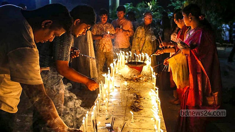 প্রবারণা পূর্ণিমায় বুধবার ঢাকার বাসাবো ধর্মরাজিক বৌদ্ধবিহারে মোমবাতি জ্বালান পুণ্যার্থীরা।