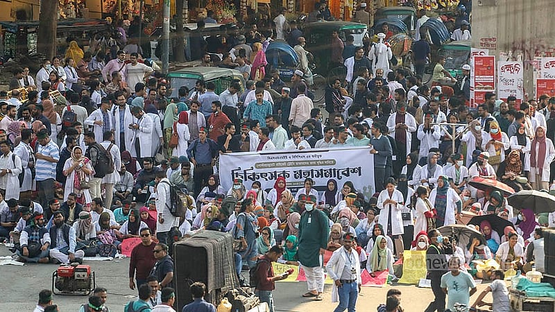 ভাতা বাড়ানোর এক দফা এক দাবিতে রোববার রাজধানীর শাহবাগ মোড় অবরোধ করে বিক্ষোভ করেন পোস্টগ্র্যাজুয়েট প্রাইভেট ট্রেইনি চিকিৎসকরা। ছবি: আব্দুল্লাহ আল মমীন