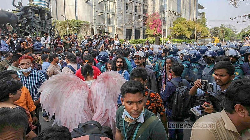 ‘ধর্ষণ ও নিপীড়নের বিরুদ্ধে বাংলাদেশ’ ব্যানারে গণপদযাত্রা মঙ্গলবার রাজধানীর ইন্টারকন্টিনেন্টাল হোটেলের সামনে পৌঁছালে পুলিশ তাদের আটকে দেয়।