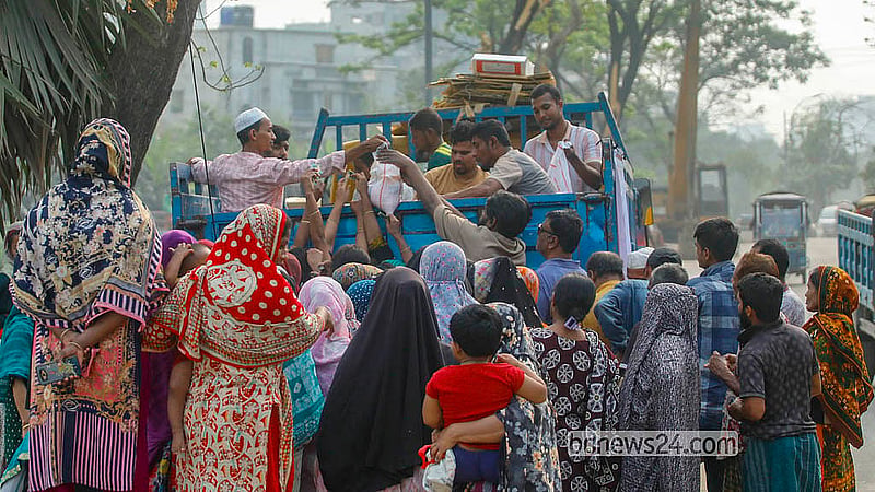 ইফতারের আর খুব বেশি সময় বাকি নেই। সে কারণে ত্রিমোহনী এলাকায় টিসিবির ট্রাকসেলের সামনে মানুষের হুড়োহুড়ি