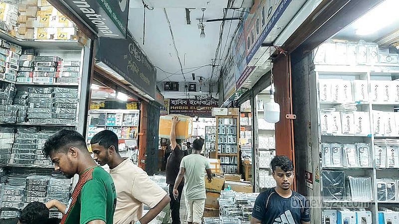 প্রযুক্তি পণ্যের দোকানগুলোতে এরই মধ্যে দাম বেড়ে যাওয়ার তথ্য মিলেছে