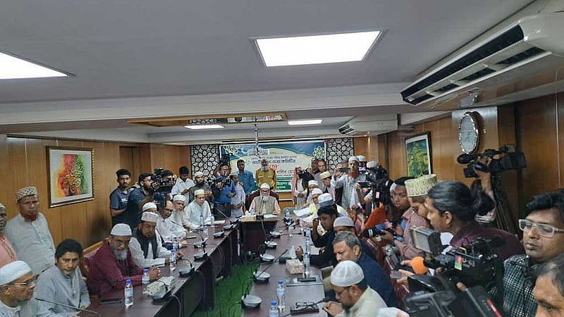 বায়তুল মোকাররমে ইসলামিক ফাউন্ডেশনের সভাকক্ষে শনিবার সন্ধ্যায় জাতীয় চাঁদ দেখা কমিটির বৈঠক হয়।