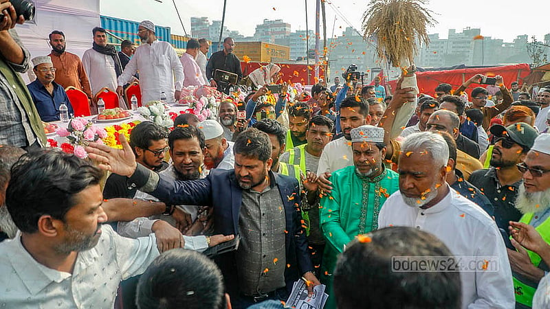 ঢাকা-৭ আসনের বিএনপি প্রার্থী হামিদুর রহমান হামিদ সোমবার রাজধানীর বাদামতলীঘাট এলাকায় নির্বাচনি প্রচারণা চালান