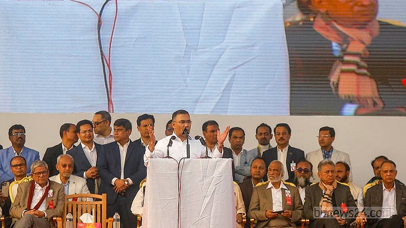 দেড় যুগের নির্বাসন ভেঙে বৃহস্পতিবার দেশে ফেরার পর পূর্বাচলের ৩০০ ফিট সড়কে লাখো মানুষের সমাবেশে বক্তব্য দেন বিএনপির ভারপ্রাপ্ত চেয়ারম্যান তারেক রহমান। ছবি: মাহমুদ জামান অভি