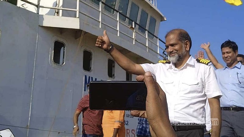 দেশে ফেরার পর জাহাজ থেকে নামার সময় ক্যাপ্টেন আবদুর রশিদের আঙলে বিজয়ের চিহ্ন।