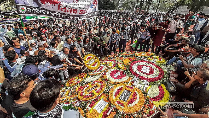 ভাষা শহীদদের শ্রদ্ধা জানাতে কেন্দ্রীয় শহীদ মিনারে নামে মানুষের ঢল। ছবি: আব্দুল্লাহ আল মমীন