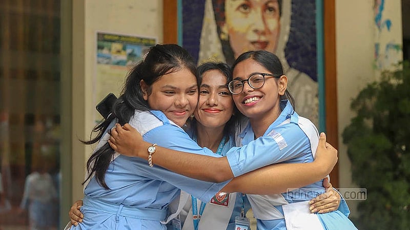এইচএসসি পরীক্ষার ফল প্রকাশের পর মঙ্গলবার অনন্দে মেতে ওঠে ঢাকার ভিকারুননিসা নূন স্কুল অ্যান্ড কলেজের শিক্ষার্থীরা।ছবি: আব্দুল্লাহ আল মমীন