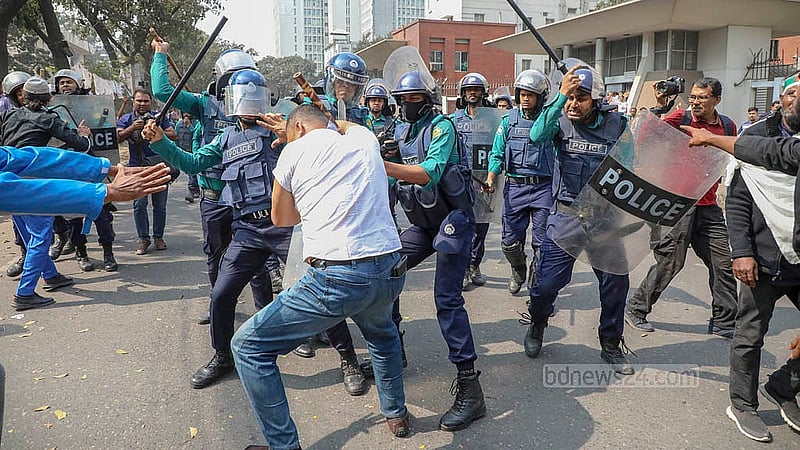 চাকরি ফিরে পাওয়ার দাবিতে স্বরাষ্ট্র উপদেষ্টার সঙ্গে দেখা করতে যাওয়ার আগে সচিবালয়ের সামনে চাকরিচ্যুত পুলিশ সদস্যদের অবস্থান নিলে তাদের লাঠিপেটা করে সরিয়ে দেয় পুলিশ।