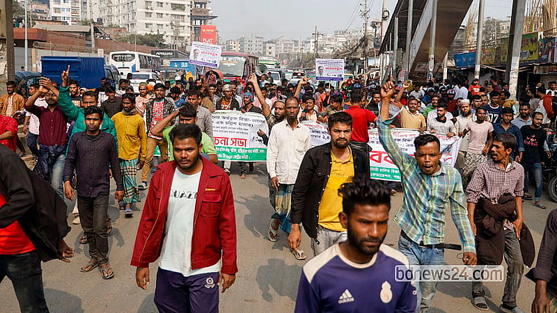বাড্ডার প্রগতি সরণিতে সোমবার সকালে একদল চালক চিকন চাকার ব্যাটারিচালিত রিকশা চলাচলের অনুমতির দাবিতে সড়ক অবরোধ করেন। সেই সঙ্গে তারা মোটা চাকার ব্যাটারিচালিত রিকশা বিক্রি বন্ধেরও দাবি জানান