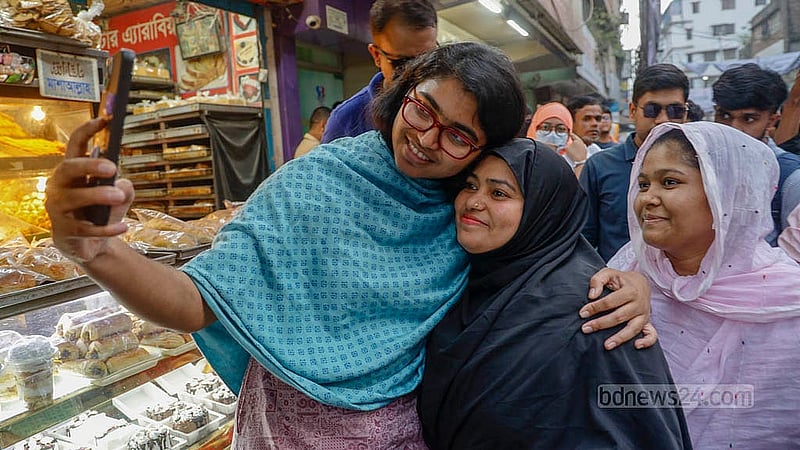 ঢাকার সিপাহীবাগ টেম্পো স্ট্যান্ড সোমবার শেষ সময়ের নির্বাচনি প্রচারে নামেন ঢাকা-৯ আসনের স্বতন্ত্র প্রার্থী তাসনিম জারা। তার সঙ্গে নারী ভোটারদের অনেকে