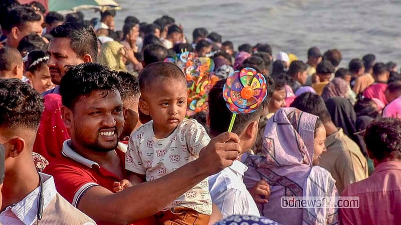 ঈদের দ্বিতীয় দিন রোববার শিশুকে কোলে নিয়ে চট্টগ্রামে পতেঙ্গা সমুদ্র সৈকতে এসেছেন বাবা