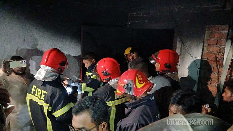 আগুন নেভানোর চেষ্টা ফায়ার সার্ভিসের