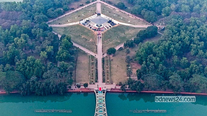 পাখির চোখে সাবেক রাষ্ট্রপতি জিয়াউর রহমান ও সাবেক প্রধানমন্ত্রী খালেদা জিয়ার সমাধিসৌধ