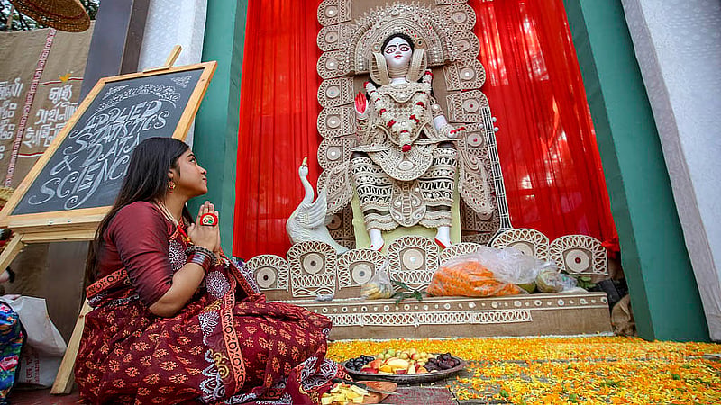 সনাতন ধর্মাবলম্বীদের বিশ্বাস- জ্ঞান ও বিদ্যার রূপ হলেন দেবী সরস্বতী। শুক্রবার জগন্নাথ হলের মাঠে তার আরাধনায় শিক্ষার্থীরা