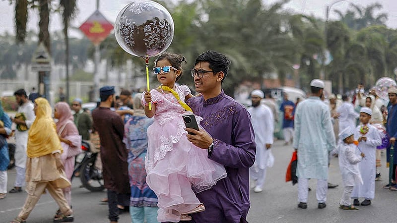 মানিক মিয়া এভিনিউয়ে সংসদ ভবনের দক্ষিণ প্লাজায় সাংস্কৃতিক অনুষ্ঠানের মঞ্চের সামনে সোমবার ঈদ আনন্দ মিছিলে ঈদের নতুন পোশাকে শিশু। ছবি: রয়টার্স