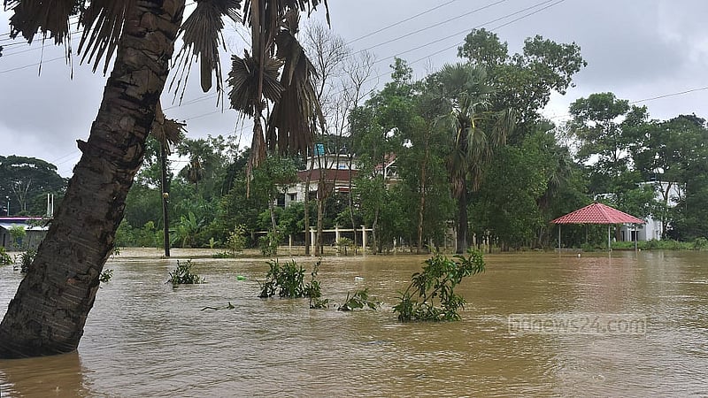 আকস্মিক বন্যায় পানির নিচে ডুবে আছে ফেনীর ফাজিলপুর ইউনিয়নের একটি এলাকা। ছবি: সুমন বাবু