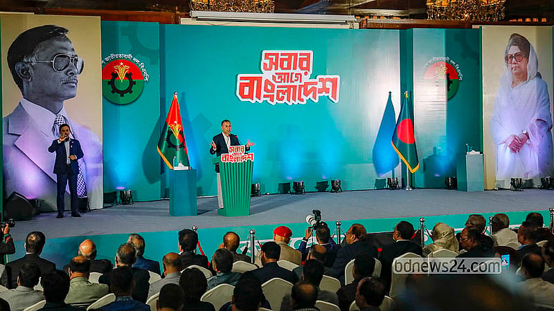 জাতীয় সংসদ নির্বাচনে জয়ী হতে পারলে দেশের মানুষের জন্য কী কী করবে, সেই ফর্দ শুক্রবার জাতির সামনে তুলে ধরেন বিএনপি চেয়ারম্যান তারেক রহমান। ছবি: আব্দুল্লাহ আল মমীন