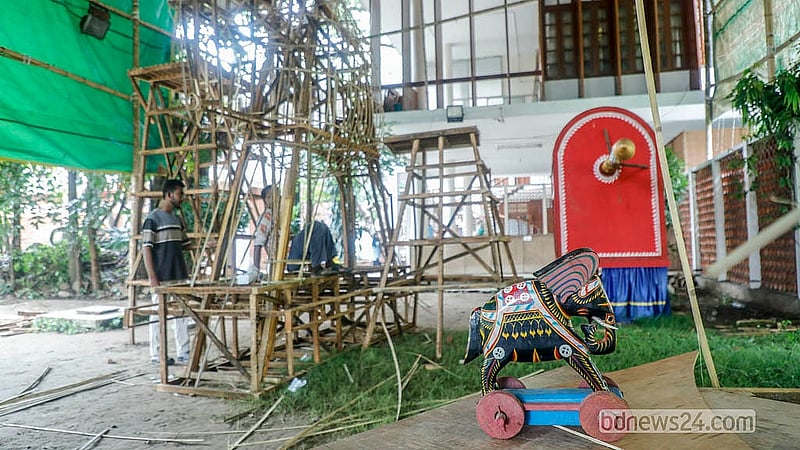 বাংলা নববর্ষ উদযাপনে ঢাকা বিশ্ববিদ্যালয়ের চারুকলা অনুষদে চলছে ‘আনন্দ শোভাযাত্রার’ বিভিন্ন উপকরণ তৈরির কাজ