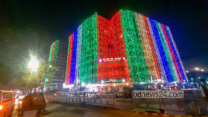 বিজয় দিবস উপলক্ষে কারওয়ান বাজারের সরকারি বিভিন্ন ভবনে করা হয়েছে আলোকসজ্জা