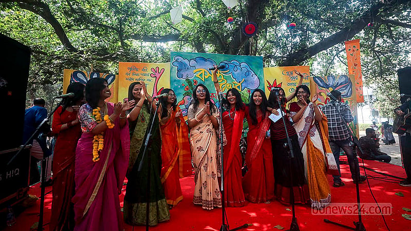 ঢাকা বিশ্ববিদ্যালয়ের কলাভবনের বটতলায় মঙ্গলবার সমগীত বসন্ত উৎসবে গান পরিবেশন করেন শিল্পীরা।