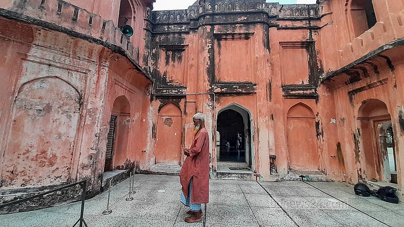 মোহাম্মদপুরে সাত গম্বুজ মসজিদ ভবনের বাইরে নামাজ আদায় করেন কোনো কোনো মুসল্লি। ছবি: আব্দুল্লাহ আল মমীন