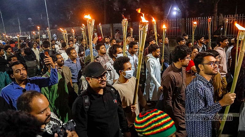 সারা দেশে বাউলদের ওপর হামলার প্রতিবাদে শুক্রবার বিকালে শাহবাগে পাবলিক লাইব্রেরির সামনে ‘সম্প্রীতি যাত্রা’ আয়োজন করে ‘গানের আর্তনাদ’ অনুষ্ঠান। পরে আয়োজকরা ঢাকা বিশ্ববিদ্যালয় এলাকায় মশাল মিছিল বের করেন
