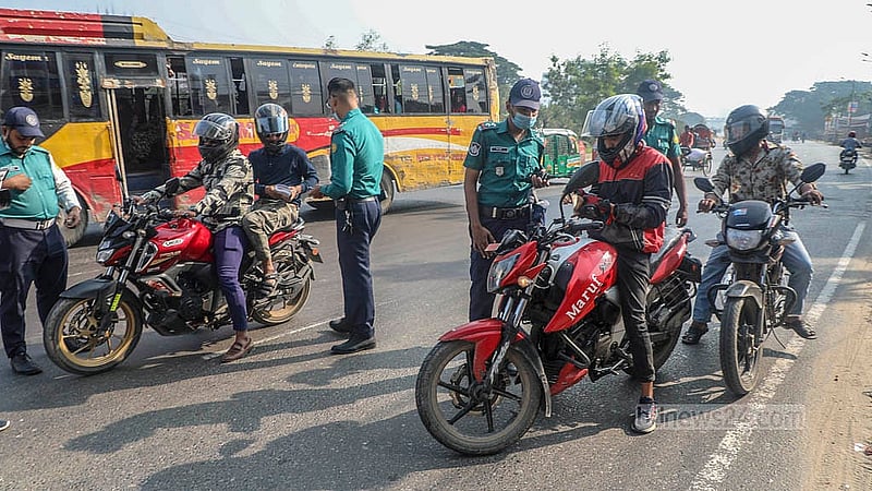 শেখ হাসিনার মানবতাবিরোধী অপরাধের মামলায় রায়ের তারিখ ঘোষণার দিন বৃহস্পতিবার রাজধানীতে বিভিন্ন যানবাহনে তল্লাশি চালায় পুলিশ। ঢাকা-চট্টগ্রাম মহাসড়কের রায়েরবাগ এলাকা থেকে তোলা