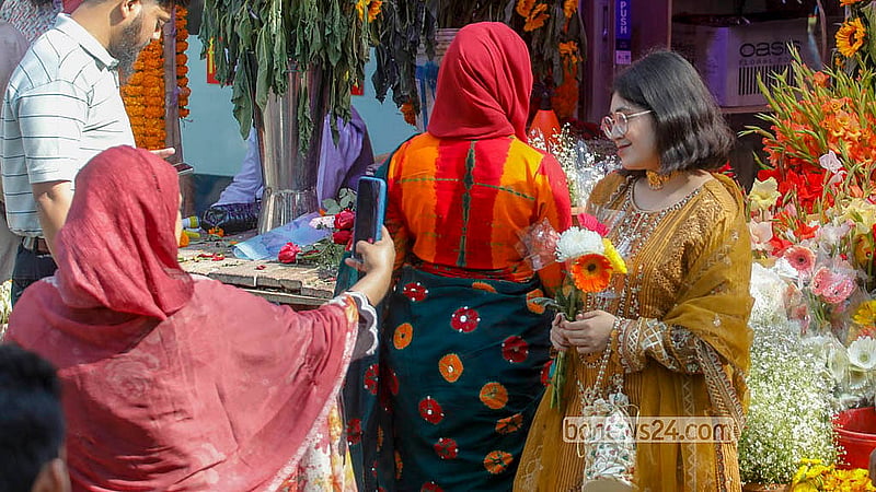 পহেলা ফাল্গুন ও ভালোবাসা দিবসে শনিবার ঢাকার শাহবাগে অনেকেই ফুলের দোকানে দাঁড়িয়ে