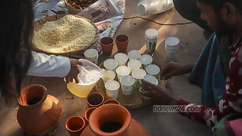 ঢাকার ডেমরায় বালু নদীর পাড়ে সুধারাম বাউলের আশ্রমে শুক্রবার সকালে রস মেলায় খেজুরের রসের স্বাদ নিতে যোগ দেন ছোট বড় অনেকেই। ছবি: আব্দুল্লাহ আল মমীন