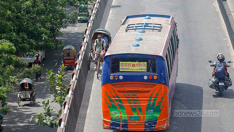 ঢাকার প্রধান সড়কে ব্যাটারিচালিত রিকশা চলাচলের অনুমতি নেই। কোনো কিছুর তোয়াক্কা না করেই ফ্লাইওভারে উল্টো পথে চলছে পায়েচালিত রিকশাও । ছবি: মাহমুদ জামান অভি