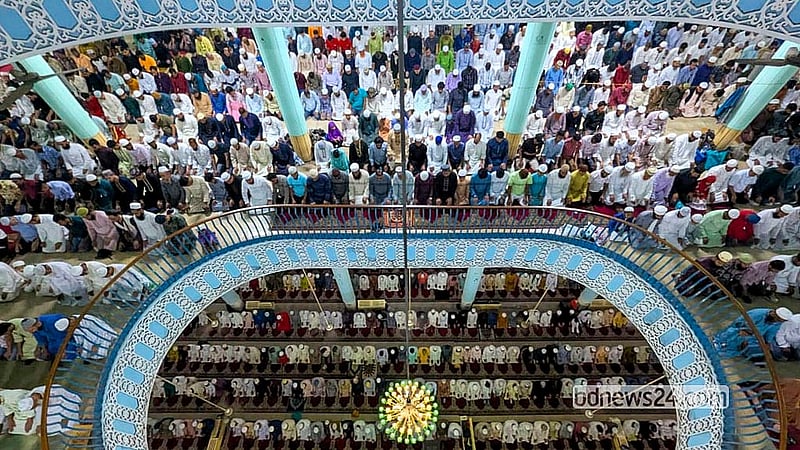 বায়তুল মোকাররম জাতীয় মসজিদে শনিবার সকালে ঈদুল ফিতরের প্রথম জামাতে মুসলমানরা